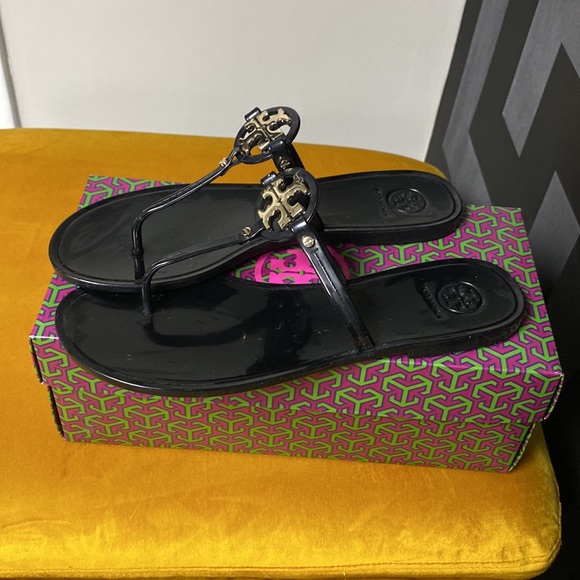 Tory Burch mini thong sandal. Great condition!Only worn a few times. Size 9 - Picture 3 of 7